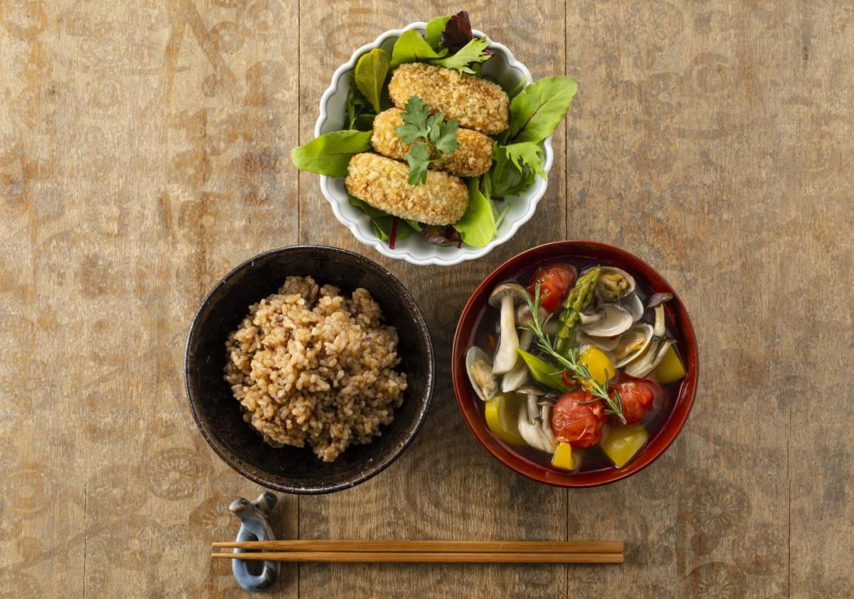 まるでおこわのような「もっちもち食感」寝かせ玄米ごはんパック 4種ミックスをピックアップ